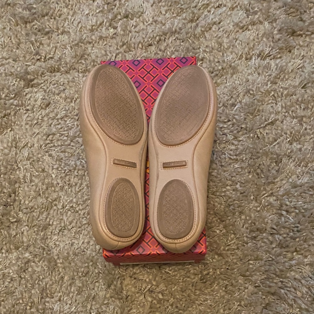 Tory Burch MINNIE TRAVEL BALLET W/ LOGO NAPPA LEATHER FLATS in GOAN SAND color - Picture 6 of 6